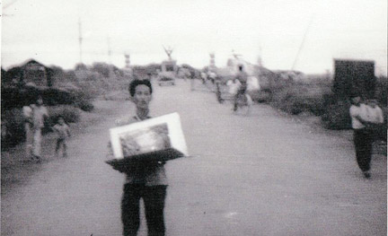 Downtown Biên Hòa, with ever present Arts Dealer.