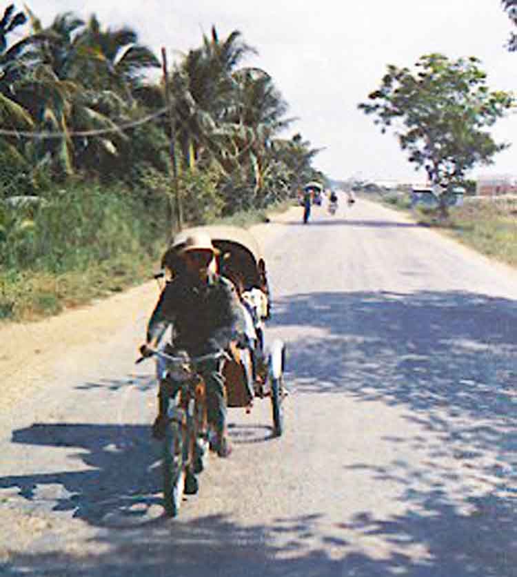 60) Pedicab on the road back to Bình Thủy Air Base.