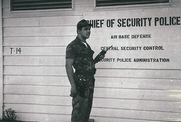 20. BT Air Base: Jaime - Radio check outside CSC (USAF: Central Security Control). Photo by Jaime Lleras. 1970.