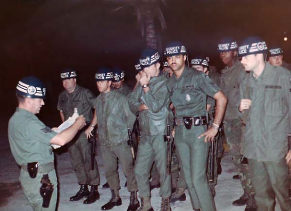 16. Cam Ranh Bay AB, Guardmount: Sgt Kolb, A2C Mill.