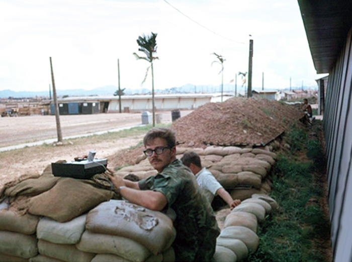 3. Đông Hà Air Field, 500 and 1000 pound bombs began exploding. Everyone on base knew what was happening.