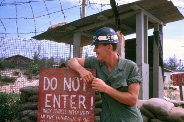 1. Đà Nàng AB, China Beach Main Gate. Photo by: David Hechler. 1968.