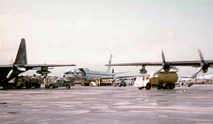 28. Đà Nẵng AB. flight line Freedom Bird.