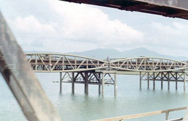 2. China Beach, Đà Nẵng: Parallel bridge.