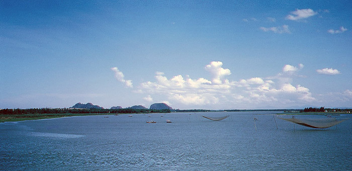 7. China Beach, Đà Nẵng: Tidal fishing nets at low tide.