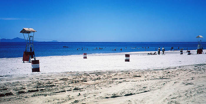 30. China Beach, Đà Nẵng: What a beach! (minus the AO trash cans)