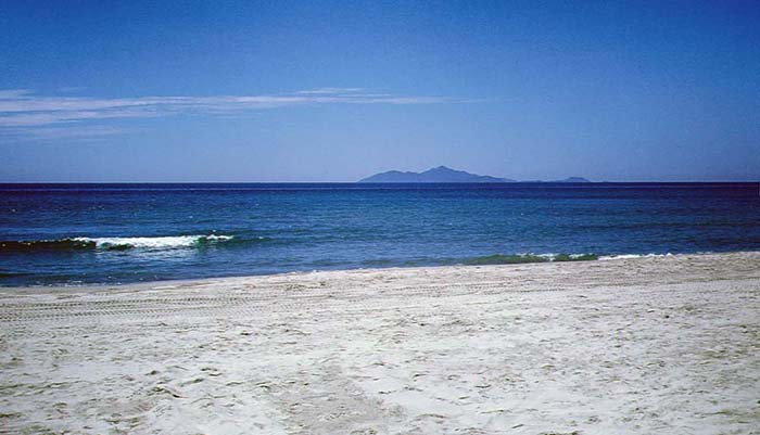 China Beach, Đà Nẵng: Yeah.  Tourist will pay Bazillions to see this.  Just think... the USA's just over the horizon that-a-way.