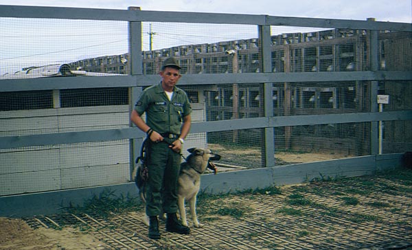 14. Đà Nẵng, K-9 Growl Pad: Airman Calvert. 1965-1966.