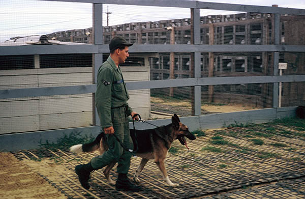 15. Đà Nẵng, K-9 Growl Pad: Airman Calvert. 1965-1966.