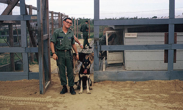 16. Đà Nẵng, K-9 Growl Pad: Airman Gallagher. 1965-1966.