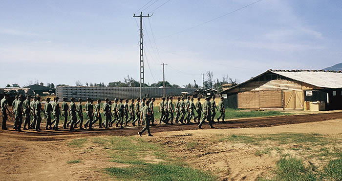31. Đà Nẵng, K-9 Growl Pad: Airmen arrive at Kennels for transport to Freedom Hill 327 and Firing Range. 1965-1966.