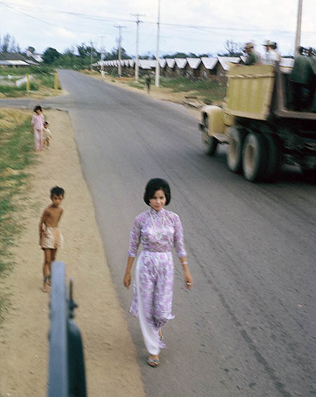 34. Đà Nẵng, K-9 Growl Pad: ... girlsan no wave--but smiled!1965-1966.
