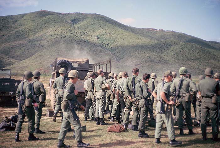 35. Đà Nẵng, K-9 Growl Pad: Airmen arriving at Firing Range. 1965-1966.