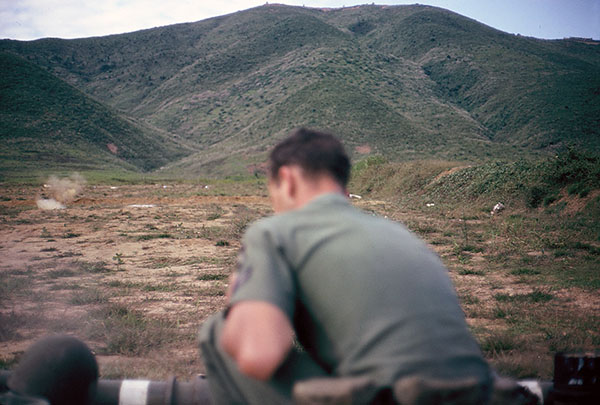 37. Đà Nẵng, K-9 Growl Pad: M-16s fire at low targets. 1965-1966. 