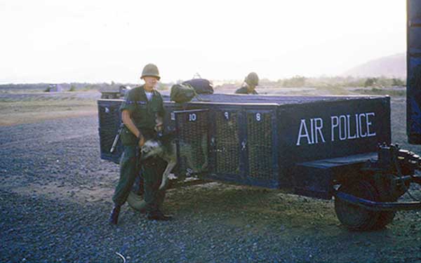 17. Đà Nẵng AB, K-9 Growl Pad: Gary Knutson unloads Eric at post assignment. 1965.