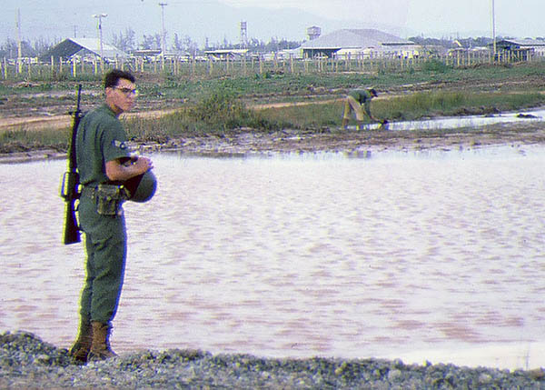 22. Đà Nẵng AB, K-9 Growl Pad: A1C Al Watts watches Blackie:... Well we know who's the brains of that team. 1965.