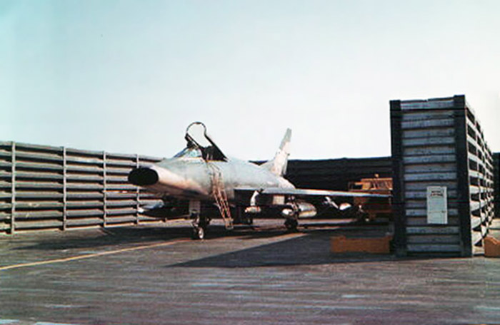 27. Đà Nẵng AB, flight line: F-100 Super Saber parked in revetment. 1965-1966.