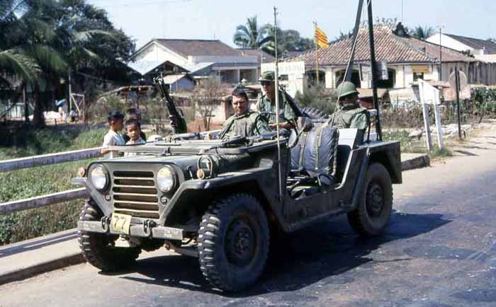 Phuoc Le bridge. Kids checking out USAF QRT with M60. MSgt Summerfield, 1969: 08