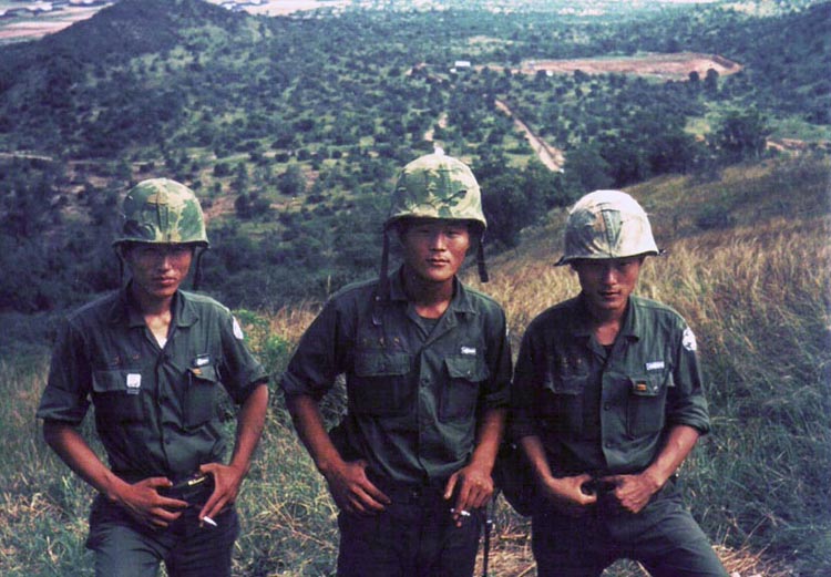 16. Phan Rang Air Base: ROK soldiers on Nui Dat Hill. 