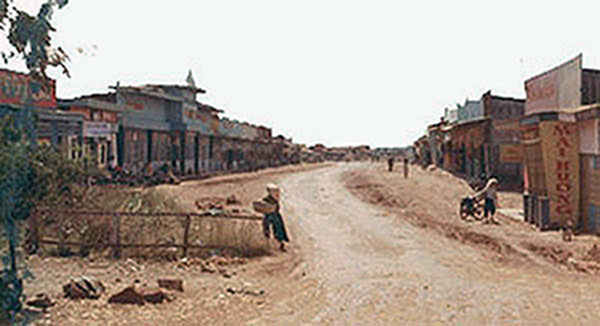 16. Phan Rang Air Base: Town and Market. Photo by Gary Phillips. c1966.