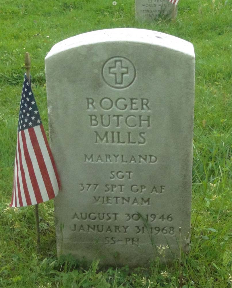 Tombstone for Sgt Roger B. Mills.