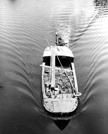7. River boatman hauling cargo. Photo by Kailey Wong, 1967-1968.