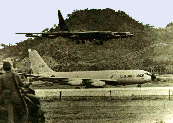 ut B-52 landing, KC-135 take off